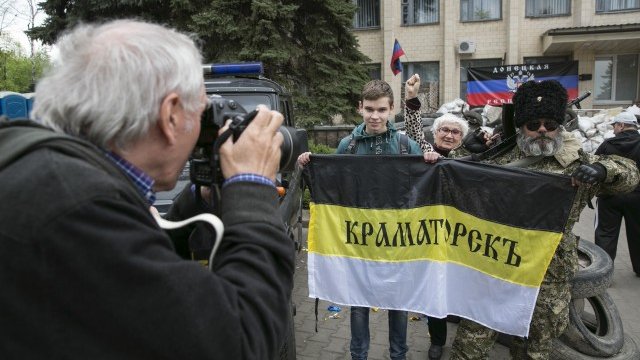 <p>
	Проруски активисти в Краматорск<em>. Снимка: Ройтерс</em></p>
