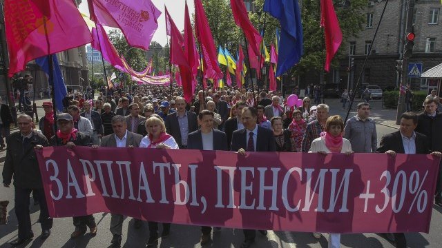 <p>
	На митинг на първи май социалистическата партия в Украйна поиска увеличение от 30% на пенсиите и заплатите. <em>Снимка: Ройтерс</em></p>
