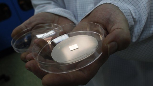 <p>
	Полски учен държи детайл от силициев карбид, покрит със слой графен, Снимка: <em>Ройтерс</em></p>
