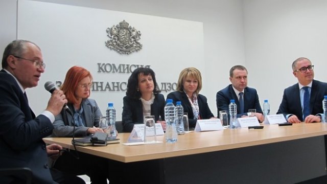 <p>
	<em>Ръководството на Комисията за финансов надзор. Отляво надясно: Марио Гаврилов, Ралица Агайн, Карина Караиванова, Диана Йорданова, Бойко Атанасов, Владимир Савов. Снимка: КФН </em></p>
