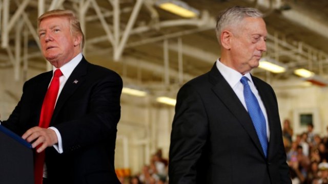 <p>
	Доналд Тръмп и Джеймс Матис през 2017 г. <em>Снимка: Архив Ройтерс</em></p>
