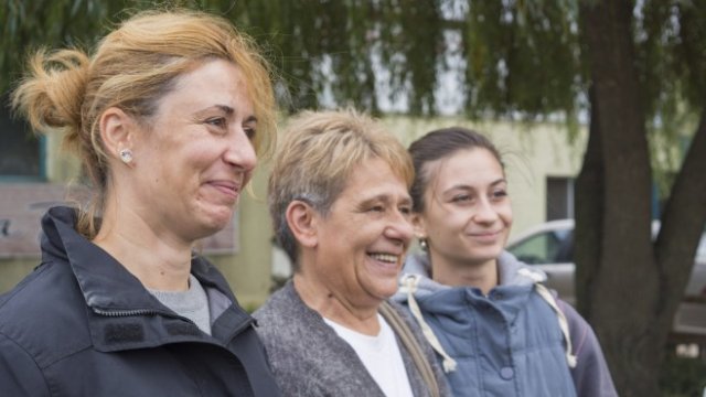 <p>
	Радослава Рогова (ляво), майка й Елена и дъщеря й Памела, която учи за зооинженер. Снимка: Надежда Бочева, <em>Investor.bg</em></p>
