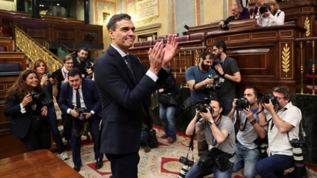 <p>
	Педро Санчес празнува успешния си вот на недоверие срещу правителството на Мариано Рахой. <em>Снимка: Ройтерс</em></p>
