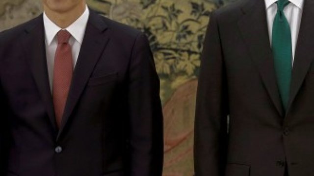 <p>
	Новият испански премиер Педро Санчес (вляво), крал Фелипе Шести (в средата) и досегашният премиер Мариано Рахой (вдясно) по време на церемонията в двореца Сарсуела.&nbsp;<em>Снимка: Архив Ройтерс</em></p>
