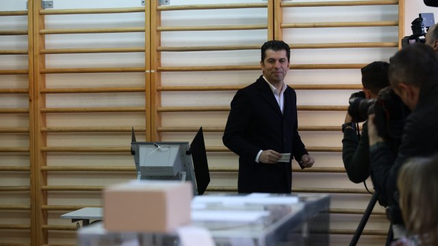 В 133 СУ &quot;А.С. Пушкин&quot; гласува Кирил Петков от коалицията &quot;Продължаваме промяната&quot; и &quot;Демократична България&quot;. БГНЕС/НАДЕЖДА ПЕЕВА 