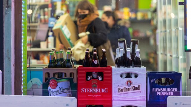 Каси с бутилирана бира в хранителен магазин в Берлин, Германия. Снимка: Krisztian Bocsi/Bloomberg