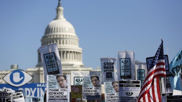 <p>
	Протест под прозорците на американските власти във Вашингтон събра хиляди хора, които настояват за по-добър контрол над дейността на Агенцията за национална сигурност. <em>Снимка: Ройтерс</em></p>
