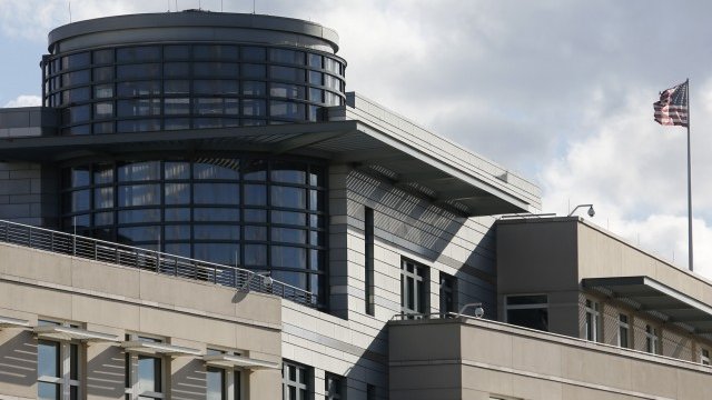 <p>
	Американското посолство в Берлин, на покрива на което се смята, че има техника за подслушване.&nbsp;<em>Снимка: Ройтерс</em></p>
