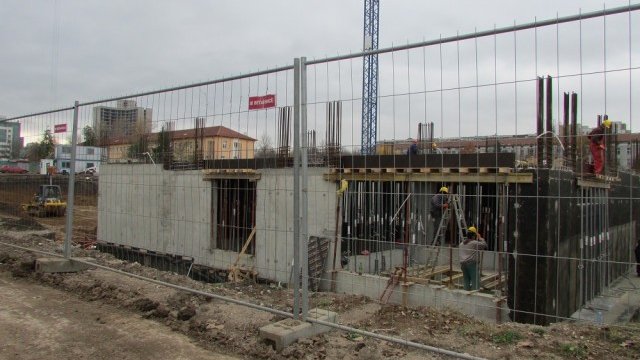 <p>
	Изграждането на сградите от проекта напредва. <em>Снимка: sofiatech.bg</em></p>
