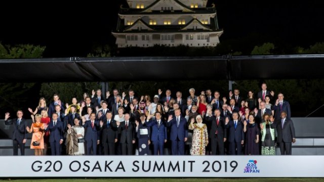 <p>
	Представителите на страните от Г-20 и допълнителните участници в срещата. <em>Снимка: Ройтерс</em></p>
