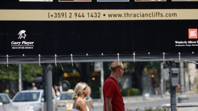 <p>
	Реклама на проект за недвижими имоти недалеч от Варна. <em>Снимка: архив Ройтерс</em></p>
