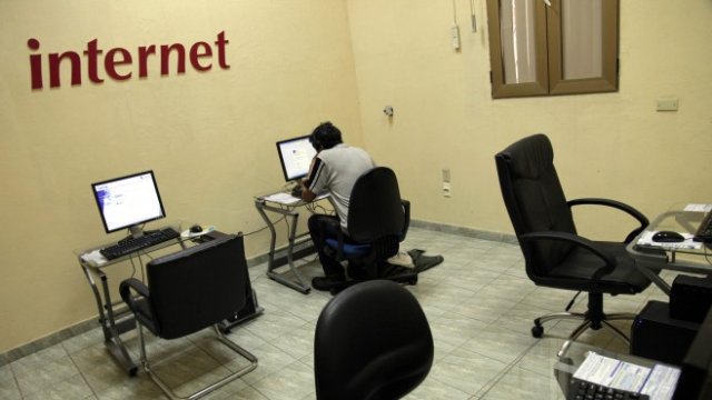 <p>
	Интернетът остава скъпо удоволствие за Куба. <em>Снимка: Ройтерс</em></p>
