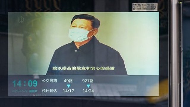 <p>
	Си Дзинпин трябва да вземе и глобални икономически мерки срещу коронавируса. <em>Снимка: Getty</em></p>
