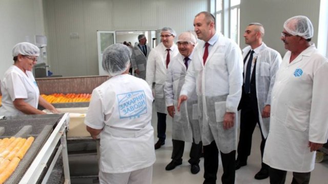 <p>
	Президентът Румен Радев на посещение в завода. <em>Снимка:&nbsp;&quot;Захарни заводи&quot; АД</em></p>
