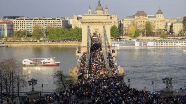 <p>
	Протести в Унгария. <em>Снимка: Архив Ройтерс</em></p>
