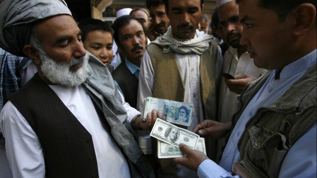 <p>
	Според анализатори потенциална хиперинфлация в Иран може да доведе до въвеждането на валута, обвързана с американския долар по примера на Зимбабве. <em>Снимка: Ройтерс</em></p>
