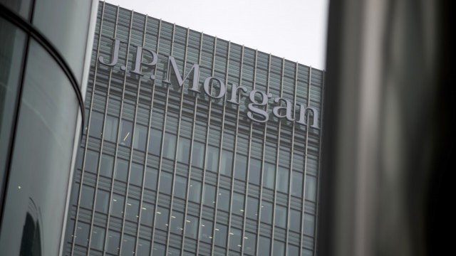 <p style="text-align: justify;">
	Кредитите за 176 млрд. долара, отпуснати от JPMorgan в световен мащаб, се равняват на общата дейност на Deutsche Bank, Barclays и HSBC. <em>Снимка: Ройтерс</em></p>
