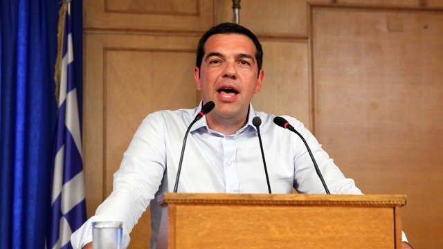 <p>
	Гръцкият премиер на влизане в Министерството на производственото преструктуриране, околната среда и енергетиката. <em>Снимка: Ройтерс</em></p>
