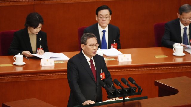 Ли Цян говори в Голямата зала на народите в Пекин. Снимка: Qilai Shen/Bloomberg