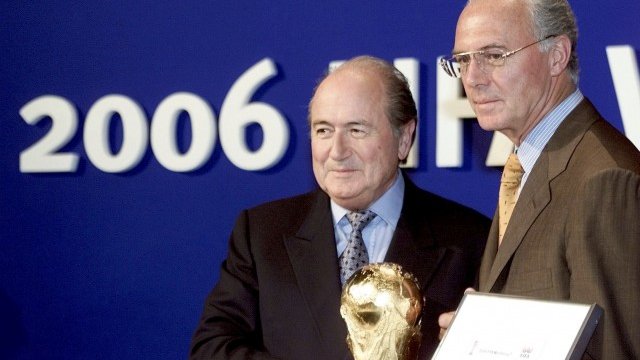 <p>
	Сеп Блатер и шефът на Комисията за кандидатстване Франц Бекенбауер. <em>Снимка: Ройтерс</em></p>
