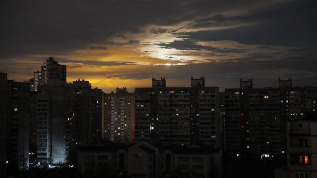 Киев често остава без ток. Снимка: EPA/SERGEY DOLZHENKO