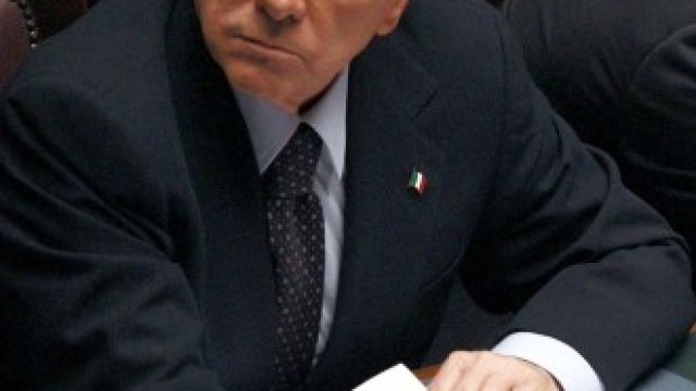 <p>
	Берлускони и Боси по време на гласуването. <em>Снимка: Ройтерс</em></p>
