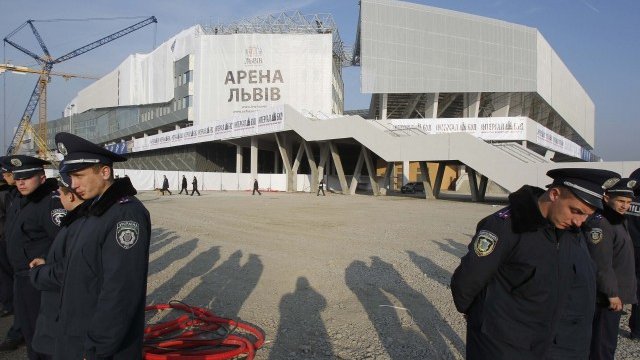 <p>
	Стадионът в Лвов малко преди официалното му откриване. <em>Снимка: Ройтерс</em></p>
