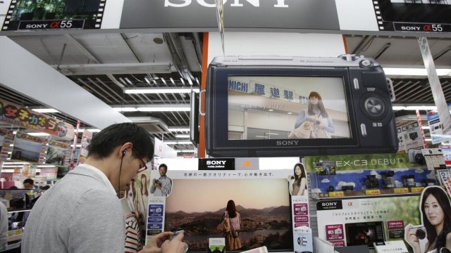 <p>
	Sony трябва да се пребори със спадащите продажби на телевизори и силната йена. <em>Снимка: Ройтерс</em></p>
