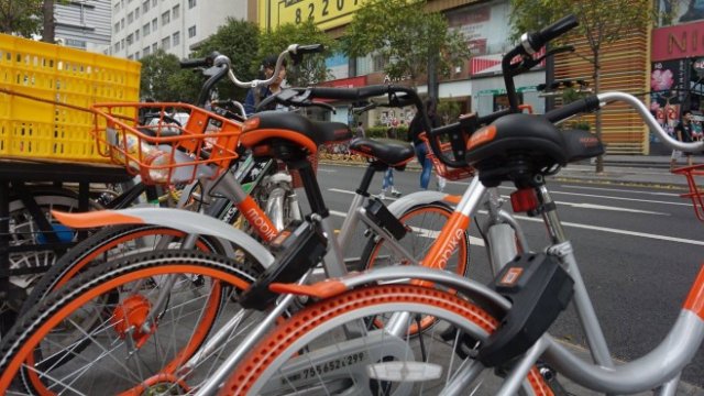 <p>
	Оранжево-сивите колела на&nbsp;Mobike. <em>Снимка: Бойчо Попов, Investor Media Group</em></p>
