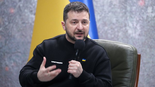 Зеленски по време на пресконференция в Киев. Снимка:  EPA/SERGEY DOLZHENKO