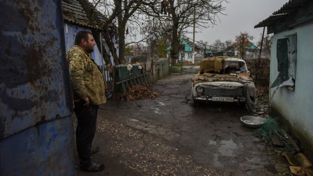 Олександър, местен жител, останал на фронтовата линия в селото си по време на бойните действия, е в двора си в село Широк в Николаевска област. Снимка: EPA/OLEG PETRASYUK