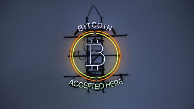 Копачите на биткойни събират печалба в надпревара с времето преди разполовяването