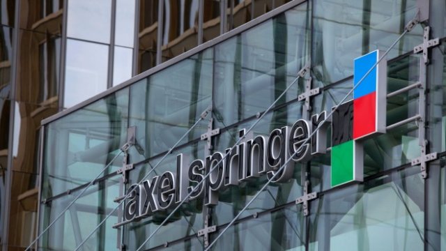 <p>
	Логото на Axel Springer SE на офиса на издателя в Берлин, Германия. <em>Снимка: Krisztian Bocsi/Bloomberg</em></p>
