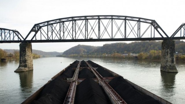 <p>
	Мост над река Охайо. <em>Снимка: Bloomberg</em></p>
