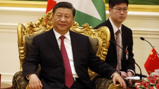<p>
	Си Дзинпин се чувства удобно на своя трон. <em>Снимка: ЕРА</em></p>
