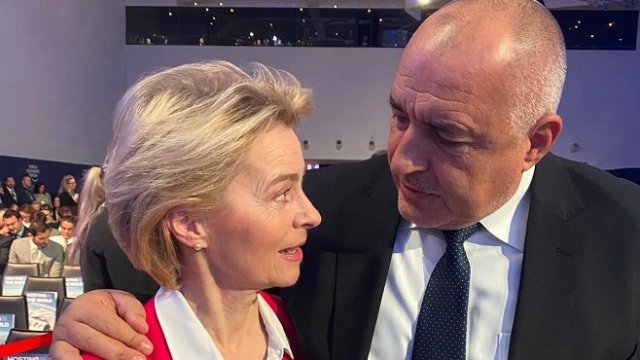 <p>
	Премиерът разговаря с председателя на ЕК в рамките на Световния икономически форум в Давос.&nbsp;<em>Снимка: Министерски съвет</em></p>
