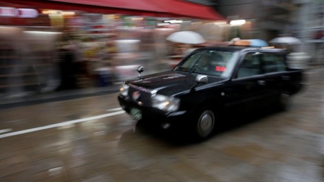 <p>
	Такси в бизнес района на Осака. <em>Снимка: Ройтерс</em></p>
