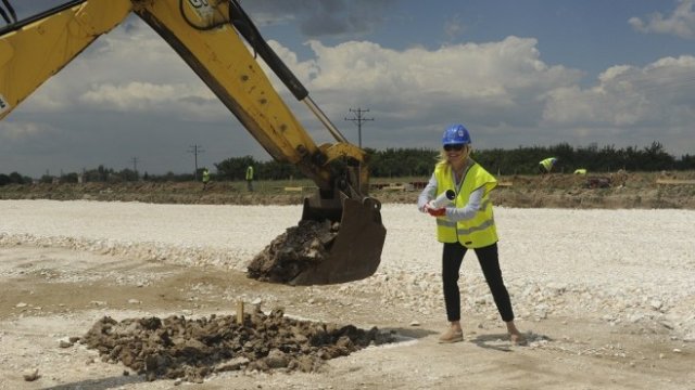 <p>
	Първата копка на новата сервизна база на Volvo Group в България. <em>Снимка: Volvo Group България</em></p>
