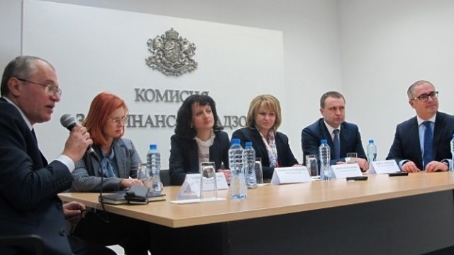<p>
	Ръководството на Комисията за финансов надзор. Отляво надясно: Марио Гаврилов, Ралица Агайн, Карина Караиванова, Диана Йорданова, Бойко Атанасов, Владимир Савов.<em> Снимка: КФН </em></p>
