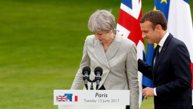 <p>
	Старото срещу новото поколение - британският премиер Тереза Мей и френският президент Еманюел Макрон. <em>Снимка: Архив Ройтерс</em></p>
