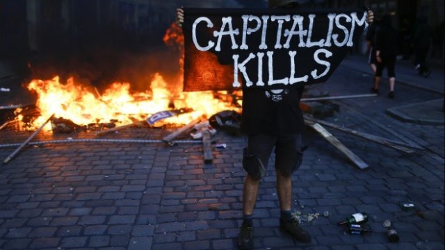 <p>
	<em>Снимка: Протестиращ в Хамбург, Архив Ройтерс</em></p>
