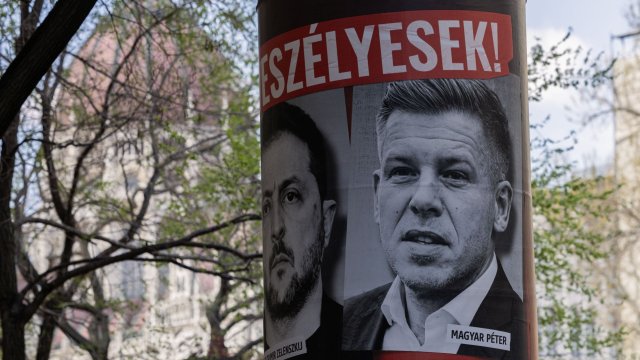 Плакат на партията на Виктор Орбан - Фидес за изборите, изобразяващ украинския президент Володимир Зеленски и Петер Мадяр, лидер на партия &bdquo;Тиса&ldquo;, пред парламента в Будапеща. Снимка: Bloomberg LP