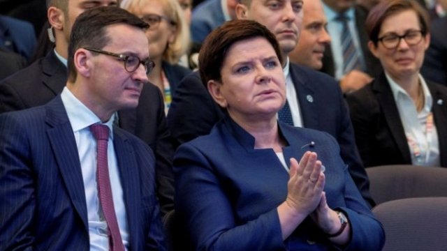 <p>
	Матеуш Моравецки и Беата Шидло. <em>Снимка: Ройтерс</em></p>
