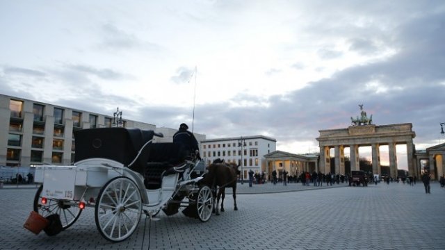 <p>
	<em>Бранденбургската врата в Берлин. Снимка: Архив Ройтерс</em></p>
