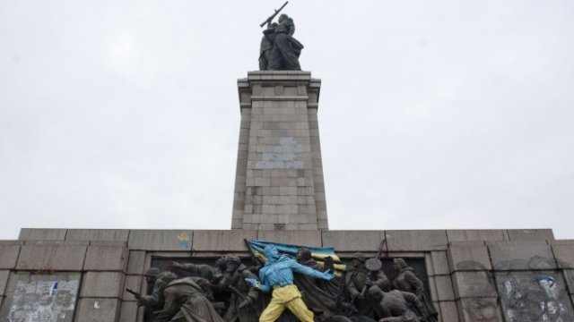 <p>
	Паметникът на съветската армия осъмна в цветовете на украинското знаме още през 2014 г. <em>Снимка: БГНЕС/ЕЛЕНА ГЕРОСКА</em></p>
