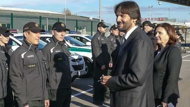 <p>
	Роберт Калиняк и Румяна Бъчварова на ГКПП &quot;Капитан Андреево&quot;. Снимка: <em>МВР</em></p>
