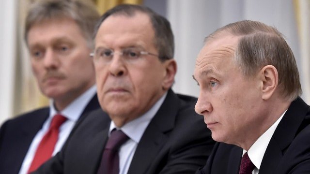 <p>
	Правителственият говорител на Владимир Путин Дмитрий Песков <em>(вляво)</em>, министърът на външните работи на Русия Сергей Лавров <em>(по средата) </em>и президентът на Русия Владимир Путин <em>(вдясно). Снимка: Ройтерс</em></p>
