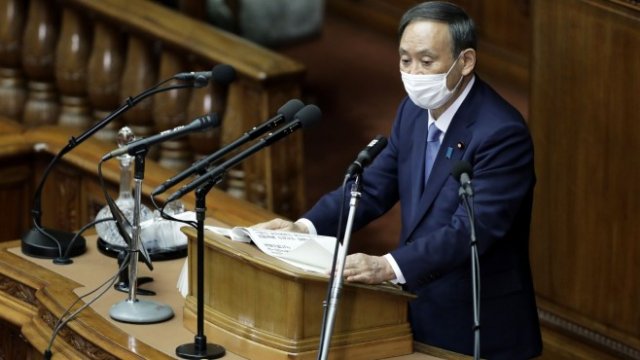 <p>
	Японският премиер Йошихиде Суга.<em> Снимка: Bloomberg L.P.</em></p>
