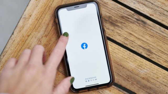 Facebook следва по петите TikTok