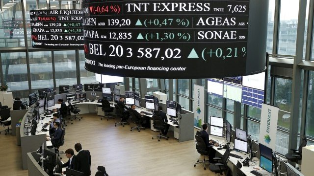 <p>
	Анализатори на Euronext в Париж.&nbsp;<em>Снимка: Ройтерс</em></p>
